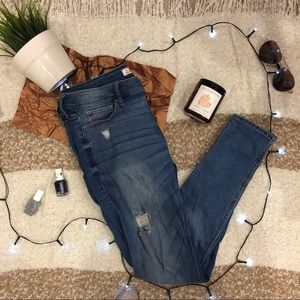 💙Hollister Ripped Medium Wash Skinny Jeans💙